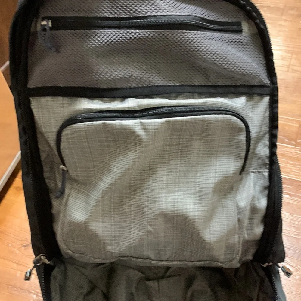 REI Luggage Wheely Beast Wheeled Rolling Travel Suitcase - Picture 9 of 10